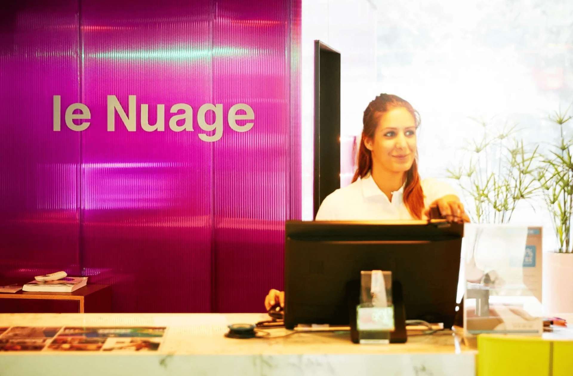 Enseigne lumineuse pour salles de sport 13 Femme à l'accueil lumineux de salle de sport