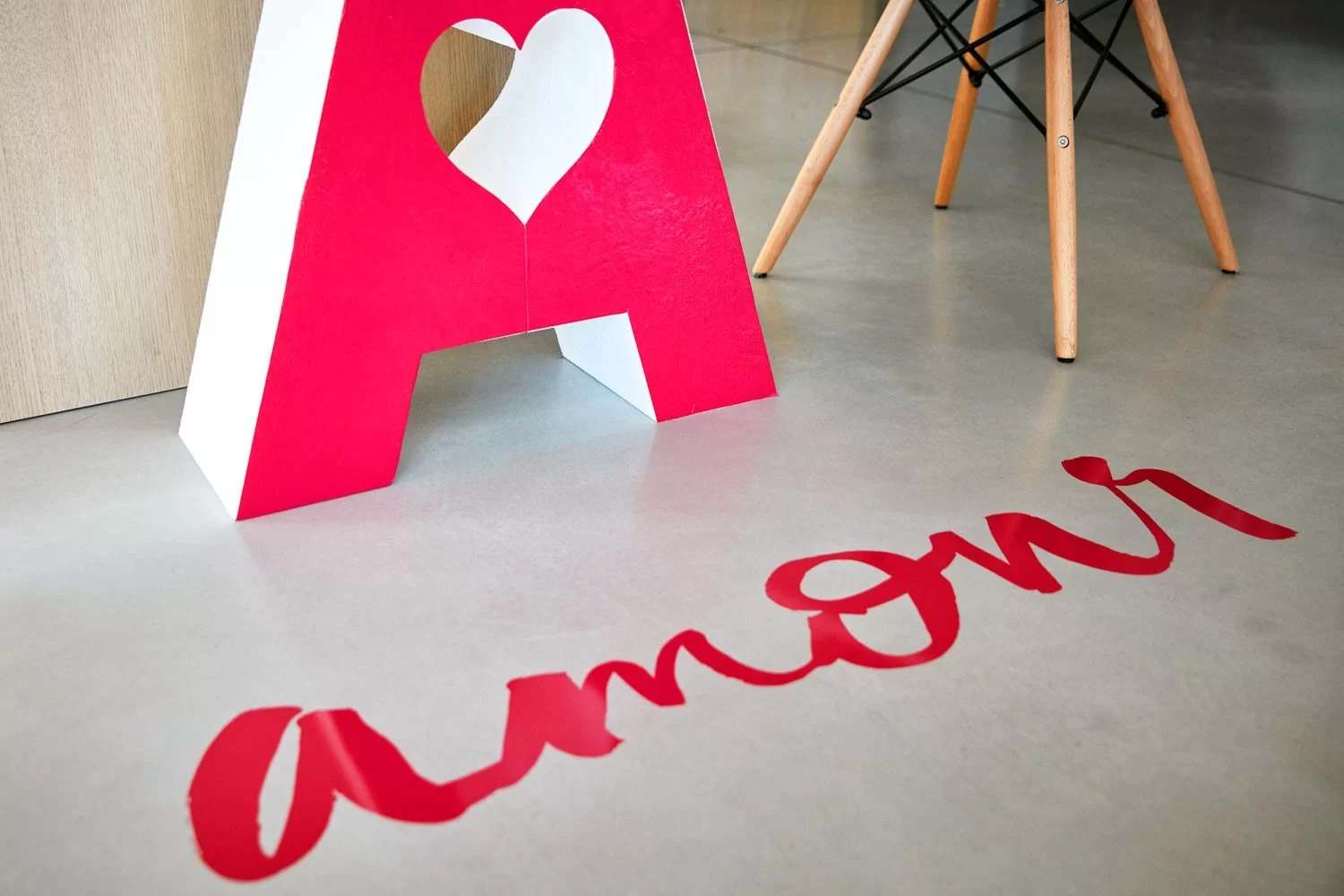 Enseigne lumineuse pour salles de sport 4 amour écrit au sol dans salle de sport