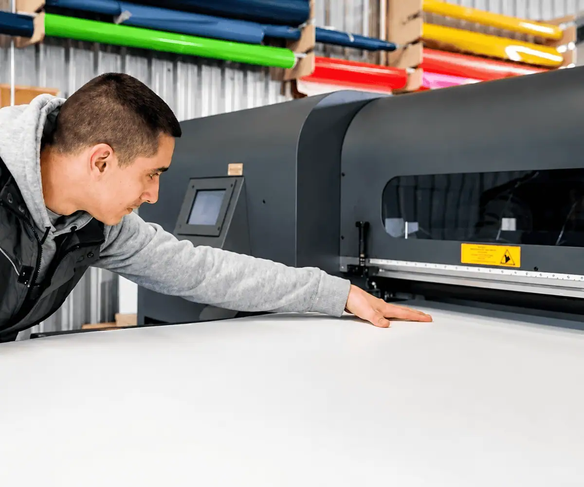 Poste de préparation des fichiers, dans l’atelier