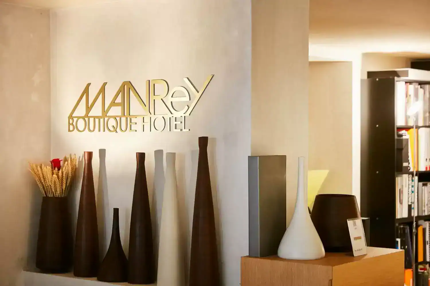Logo en métal miroir en bureau