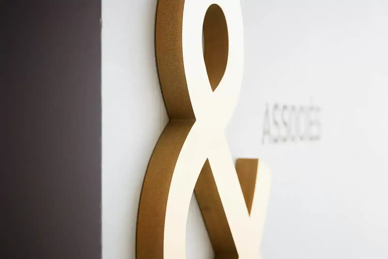 Logo en PVC blanc de 19 mm posé sur un mur