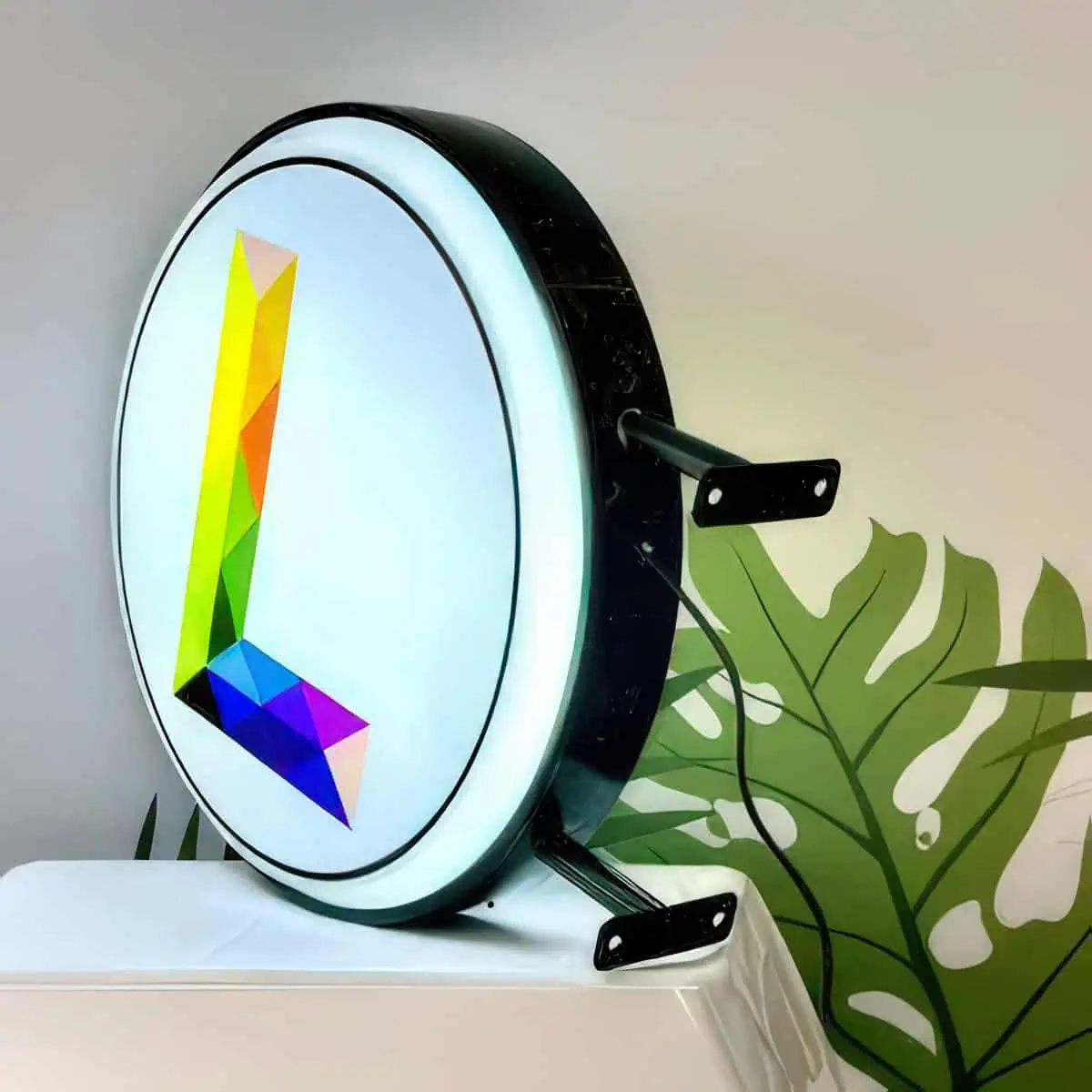 Caisson lumineux rond Lettershop, logo en couleurs sur fond blanc