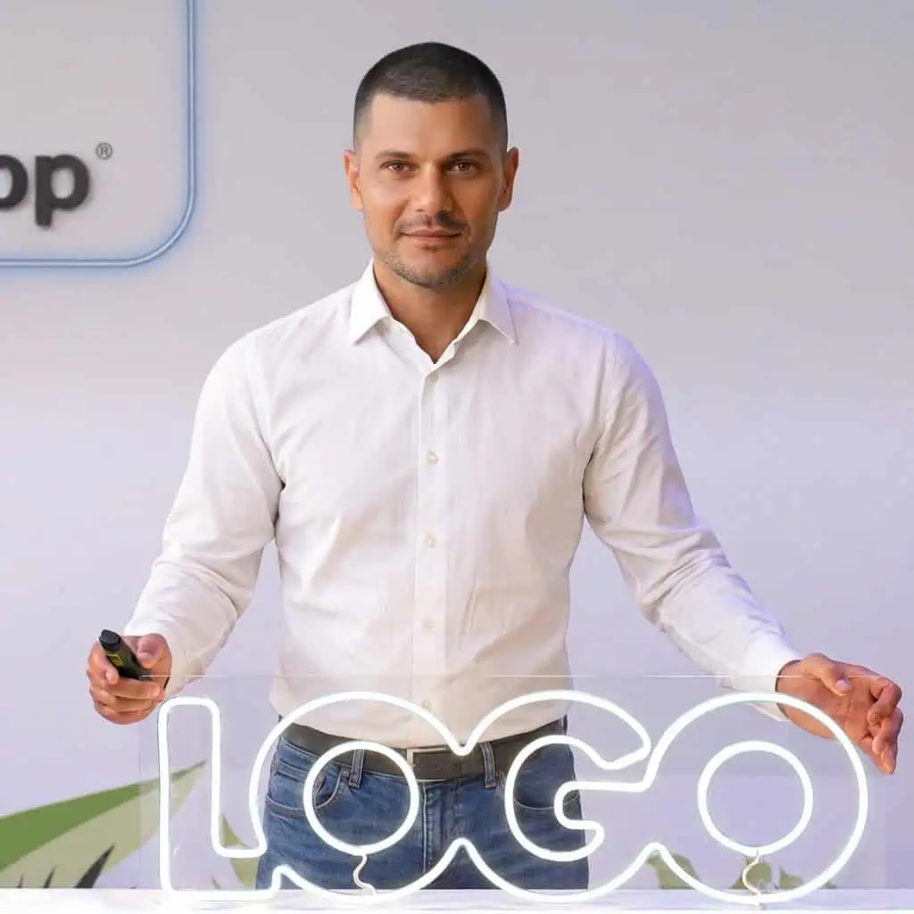 Philippe Dupuy, fondateur du concept Lettershop, derrière une enseigne en néon LED