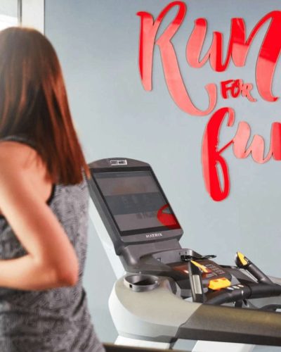 13 salle de sport lumineuse avec une femme qui court sur un tapis de sport