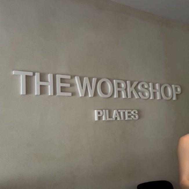 3 logo en relief salle de sport